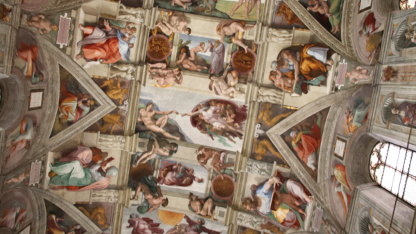 Los frescos de la bóveda de la Capilla Sixtina de Miguel Ángel, incluidos la Creación de Adán y los profetas sentados
