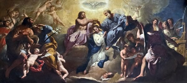 La Coronación de la Virgen de Gregorio Lazzarini: la Virgen María, arrodillada, es coronada por Cristo y Dios Padre bajo la paloma del Espíritu Santo, rodeada de santos, querubines y ángeles músicos
